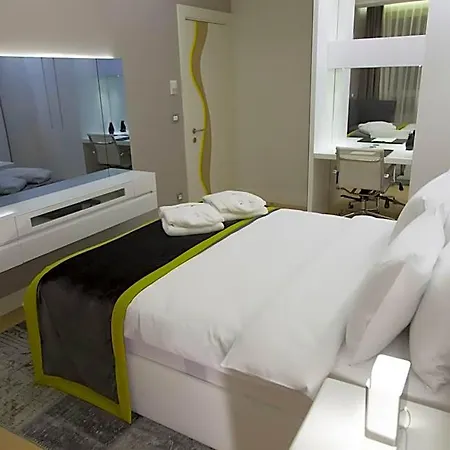 The Leos Apartmanhotel 4*
